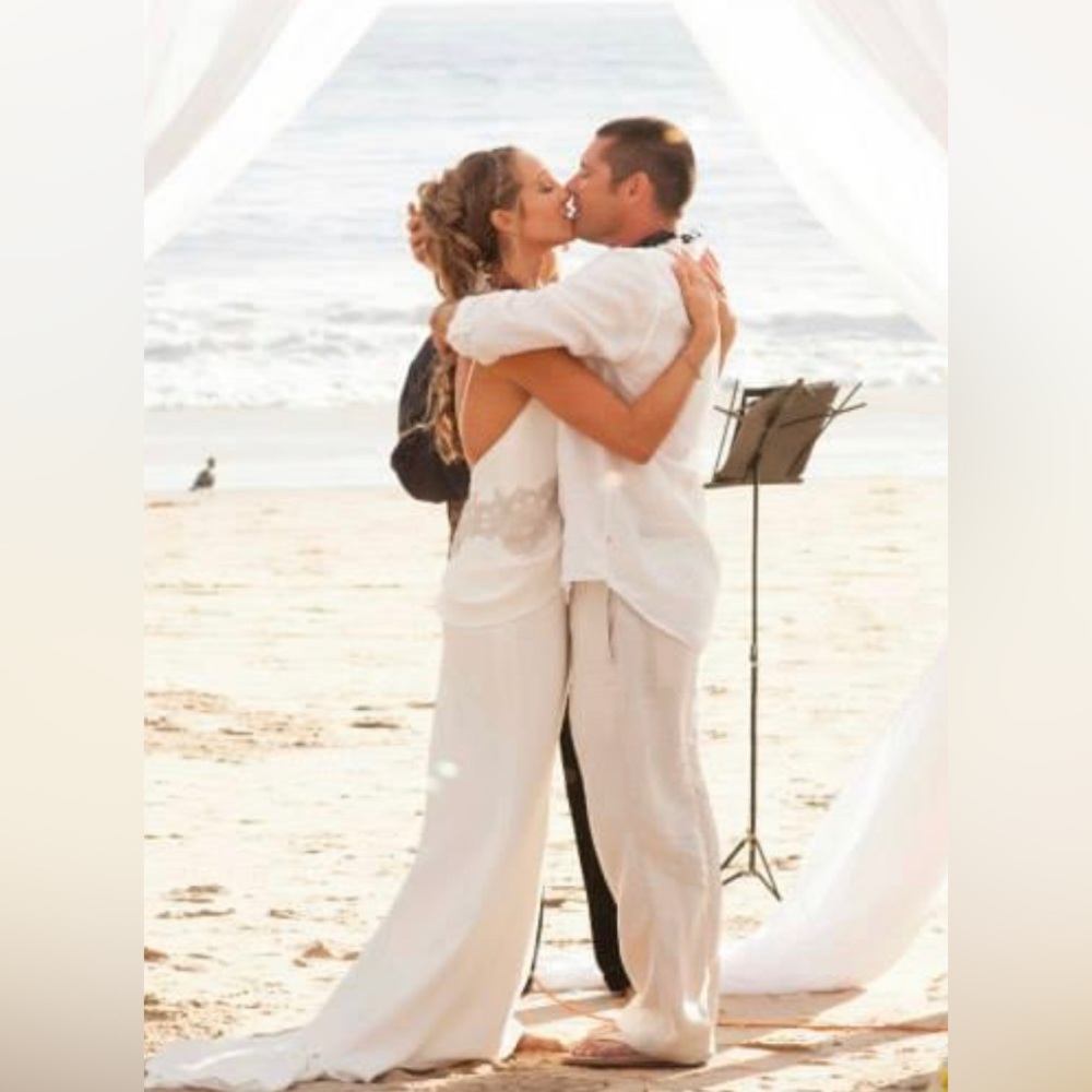 Worn once, no damage, 100% silk , hand made Elizabeth Fillmore wedding dress